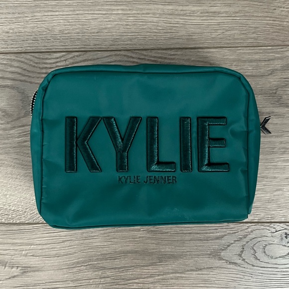 Kylie Cosmetics Green Holiday Makeup Bag - Picture 1 of 1